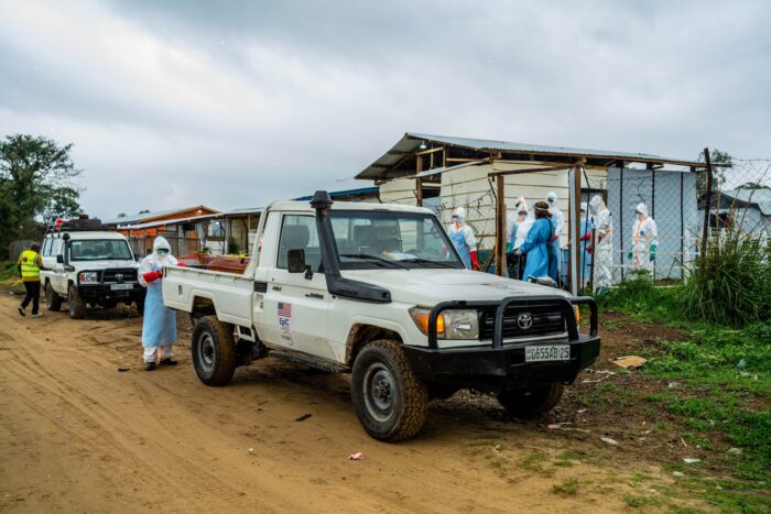 Liaison vehicle and agents stationed in front of the Rwampara treatment center.